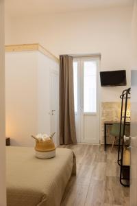 1 dormitorio con cama, ventana y puerta en Apulian House, en Brindisi