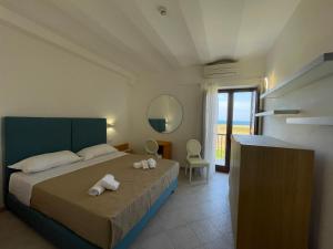 1 dormitorio con 1 cama con toallas en MARE NOSTRUM, en Fasano