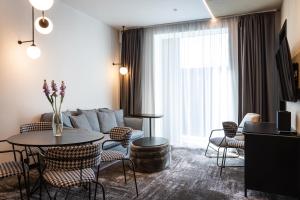 O zonă de relaxare la Novotel Living Almaty Jetisu