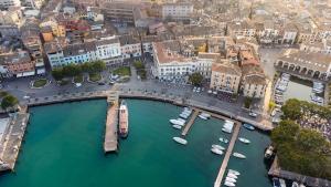 una vista aerea di un porto con barche in acqua di Hotel Mayer & Splendid - Wellness e Spa a Desenzano del Garda