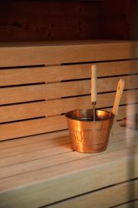 un secchio di legno posto sopra una sauna di Hotel Mayer & Splendid - Wellness e Spa a Desenzano del Garda