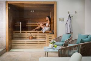 een vrouw in een bubbelbad in een kamer bij Hotel Mayer & Splendid - Wellness e Spa in Desenzano del Garda