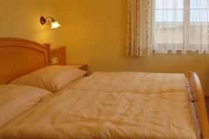 - une chambre avec 2 lits et une fenêtre dans l'établissement Haus Christoph, à Abersee