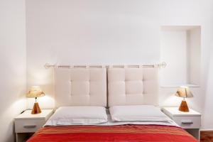 Una cama o camas en una habitación de Torre dei Giudi apartments