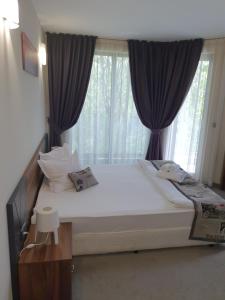 Afbeelding uit fotogalerij van Family Hotel Novel City in Boergas