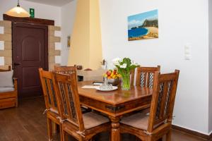 una sala da pranzo con tavolo e sedie in legno di Stay in Falassarna a Falasarna