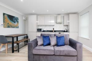 uma sala de estar com um sofá e uma mesa em Deanway Serviced Apartments Chalfont St Giles By 360Stays em Chalfont Saint Giles