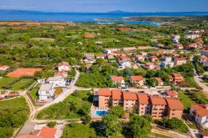 uma vista aérea de uma pequena cidade com casas em Apartments Cesare with Shared Pool em Ližnjan