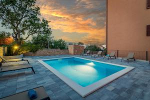 La pileta dentro o cerca de Apartments Cesare with Shared Pool