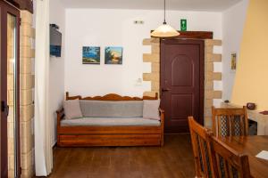 een woonkamer met een bank en een tafel bij Stay in Falassarna in Falasarna