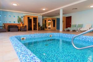 Bazén v ubytovaní Boni Családi Wellness Hotel alebo v jeho blízkosti