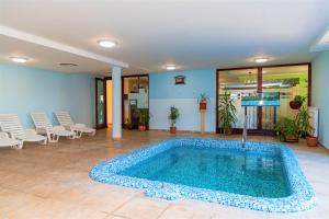 Bazén v ubytovaní Boni Családi Wellness Hotel alebo v jeho blízkosti
