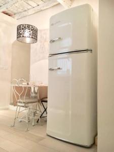um frigorífico branco numa cozinha com uma mesa em Oro Blanco em Florença