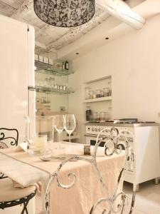 a white kitchen with a table and a stove at Oro Blanco in Florence