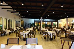 Restoran ili drugo mesto za obedovanje u objektu Nai Yang Beach Resort and Spa