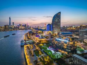 uma vista aérea de uma cidade à noite em Prodor Hotel Shanghai em Xangai