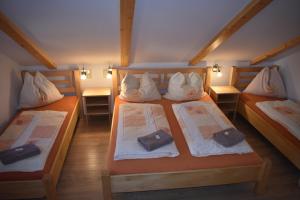 duas camas num pequeno quarto com duas em Penzion U Jelena em Železná Ruda