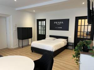 um quarto com uma cama e uma televisão de ecrã plano em ELEGANT PIERRE FABRE-T1-Wifi-Vélo em Castelnaudary