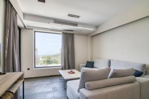 A seating area at Serenity Suites Sea View Houses