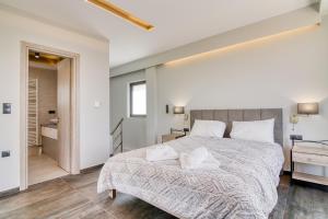 A bed or beds in a room at Serenity Suites Sea View Houses