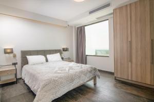 A bed or beds in a room at Serenity Suites Sea View Houses