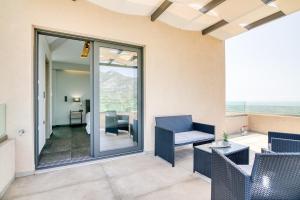 A seating area at Serenity Suites Sea View Houses