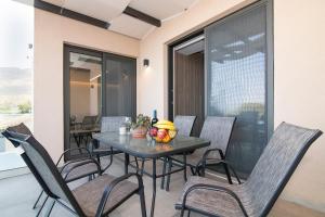 A seating area at Serenity Suites Sea View Houses