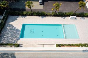 Výhľad na bazén v ubytovaní Palm Beach Jesolo alebo v jeho blízkosti