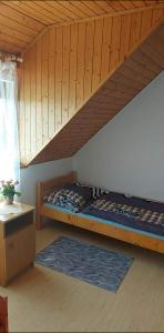 a bedroom with a bunk bed in a wooden ceiling at Kéktúrás-Tóra Nyíló Badacsonyi privát bérlemény in Badacsonytomaj