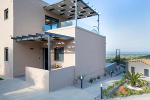 Gallery image of Serenity Suites Sea View Houses - Happy Rentals in Káto Xirokhórion