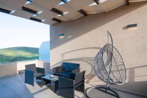 A seating area at Serenity Suites Sea View Houses