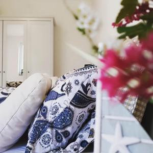 a bedroom with a bed with blue and white pillows at Auszeit am Moor in Duvensee