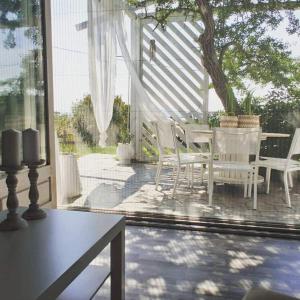 Habitación con mesa y sillas en el patio en Alos, en Ammoulianí