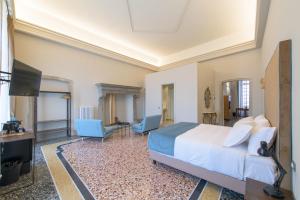 Posteľ alebo postele v izbe v ubytovaní Palazzo Sertorio Suites