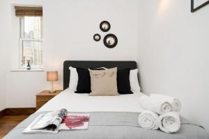 een slaapkamer met een bed met handdoeken erop bij Best Location 2 Bedr, 3 Beds, Covent Grdn, China Town in Londen
