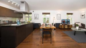 een keuken en een woonkamer met een tafel en stoelen bij Best Location 2 Bedr, 3 Beds, Covent Grdn, China Town in Londen
