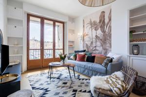 - un salon avec un canapé et une table dans l'établissement PREMIERE LIGNE - Bel appartement en 1ère ligne du Vieux e, à Marseille