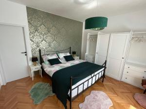 Postel nebo postele na pokoji v ubytování Cilka`s house, authentic homestay near Lipica