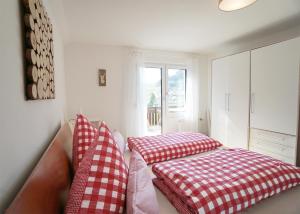 sala de estar con 2 camas y sofá en Kandel - Stubenhof, Black Forest, en Simonswald