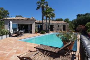 a villa with a swimming pool and a house at L’Atelier in La Garonnette-Plage