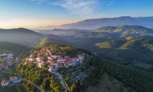 Ett flygfoto av Cilka`s house, authentic homestay near Lipica