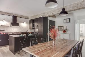 uma cozinha e sala de jantar com uma mesa de madeira em Central Square Deluxe Apartment em La Coruña