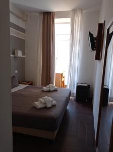 Postel nebo postele na pokoji v ubytování Rome Travellers Hotel
