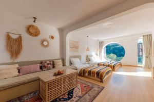 Postel nebo postele na pokoji v ubytování Distant Mountain Forest Wild Luxury Homestay
