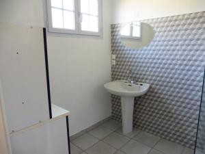 a bathroom with a sink and a mirror at Maison Saint-Coulomb in Saint-Coulomb