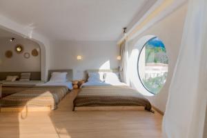 Postel nebo postele na pokoji v ubytování Distant Mountain Forest Wild Luxury Homestay