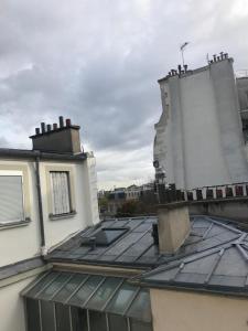 vistas al tejado de un edificio en Appartement Paris Marais, en París