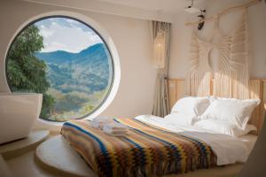 Katil atau katil-katil dalam bilik di Distant Mountain Forest Wild Luxury Homestay