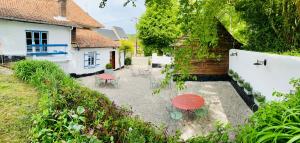 a patio with a table and chairs and a building at Auberge d'Inxent in Inxent