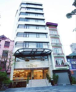 ein hohes Gebäude mit Treppe davor in der Unterkunft Riverside Hanoi Hotel in Hanoi